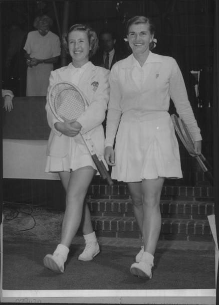 Ragazza prodigio, nel 1951, a soli 16 anni, Maureen Catherine Connolly conquista l&#39;Us Open battendo la connazionale Shirley Fry (a destra) in tre set con il punteggio di 6-3, 1-6, 6-4, divenendo la tennista pi giovane ad aver vinto il prestigioso torneo. Diverr anche la prima donna a conquistare il Grande Slam, conquistando i quattro tornei pi famosi del tennis mondiale nel 1953. (Acme)